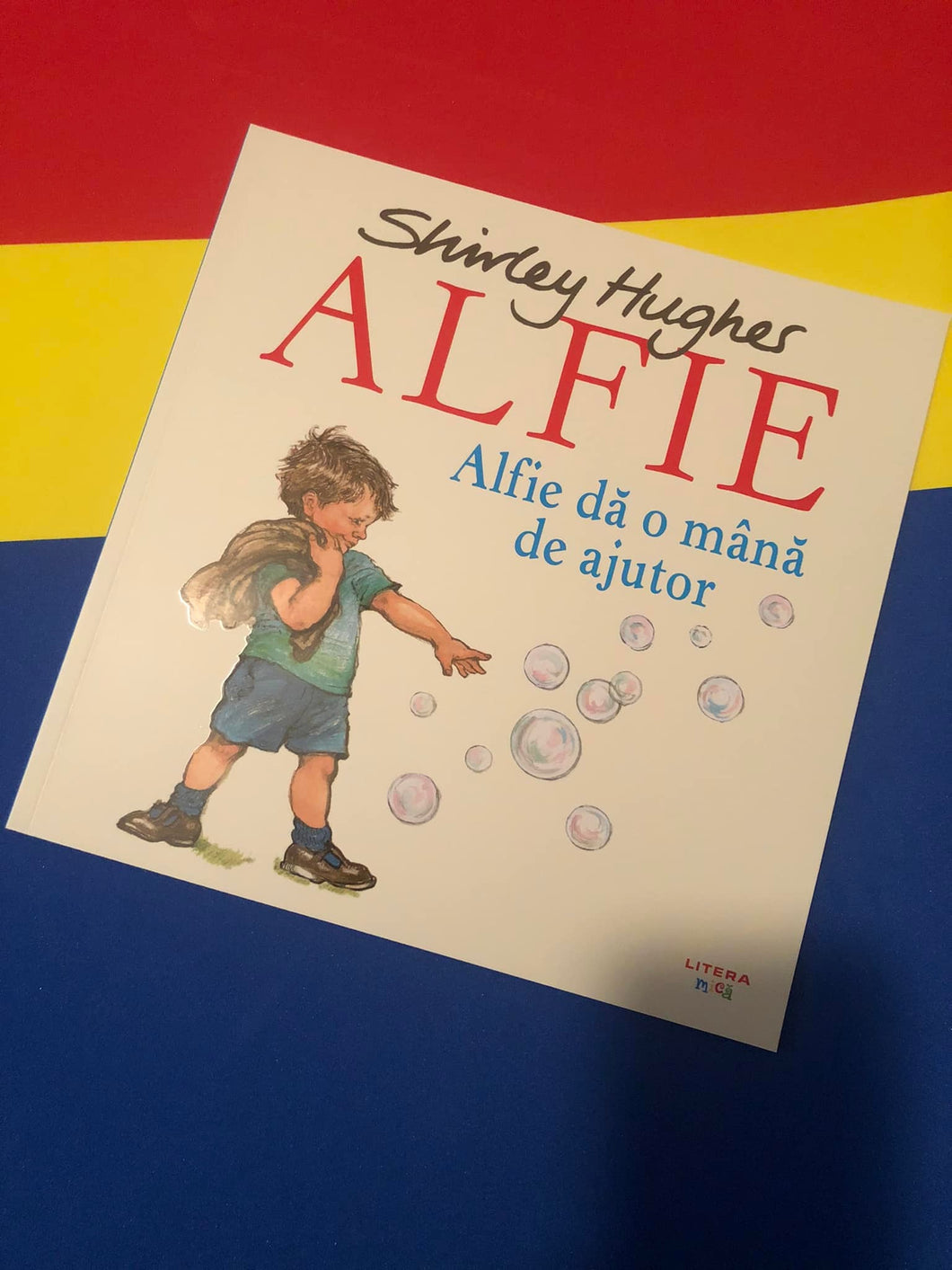 ALFIE DA O MANA DE AJUTOR Shirley Hughes